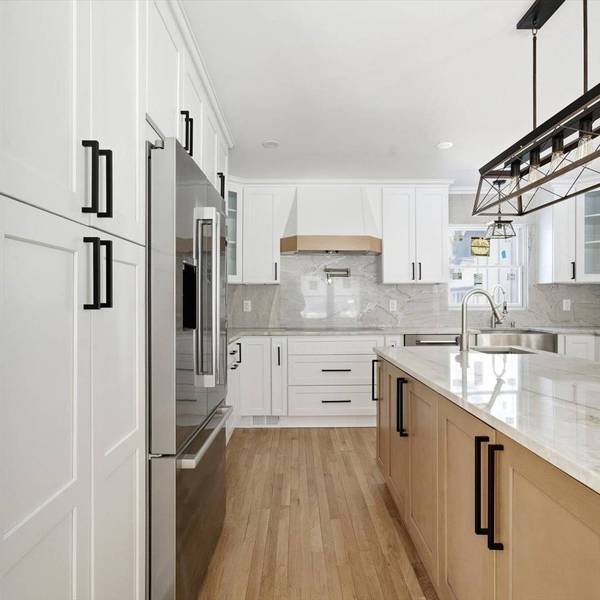 75 Centerport Rd, Greenlawn, NY 11740-1006