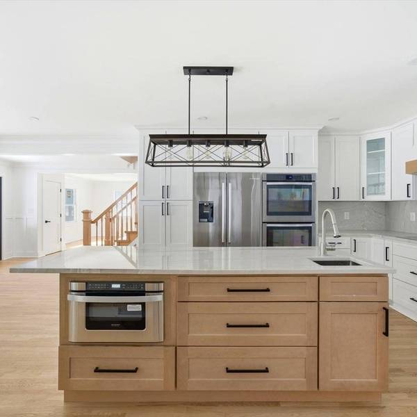 75 Centerport Rd, Greenlawn, NY 11740-1006