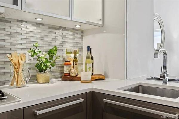 75 Wall St APT 36R, New York, NY 10005