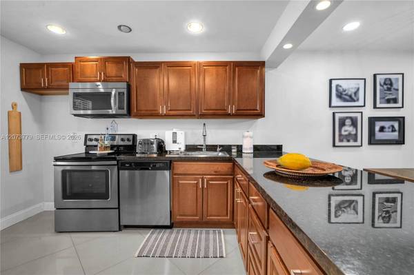 7956 Eastlake Dr # F BOCA RATON, Fl 33433,