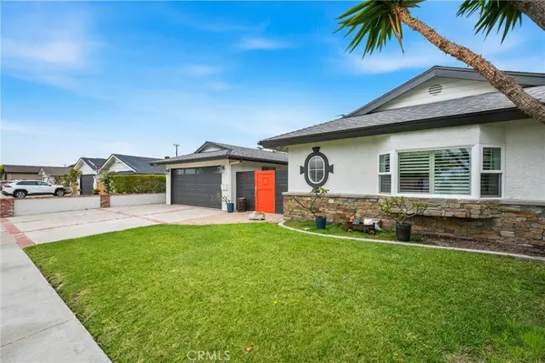 5471 Meadowlark DR, Huntington Beach, CA 92649