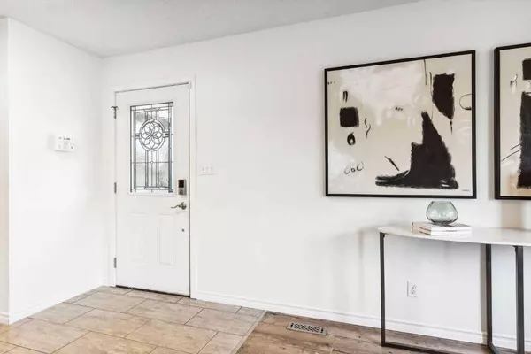 636 Midridge DR SE, Calgary, AB T2X 1C1