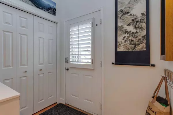 783 Strathcona DR SW, Calgary, AB T3H 1N8