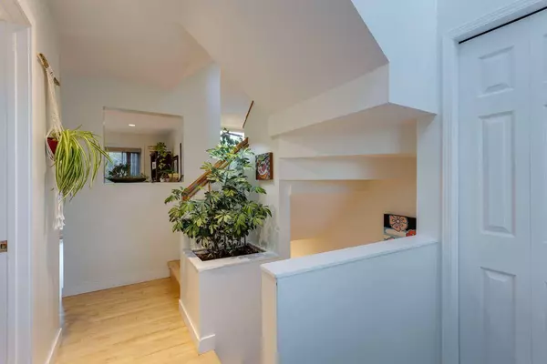 783 Strathcona DR SW, Calgary, AB T3H 1N8