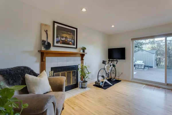 783 Strathcona DR SW, Calgary, AB T3H 1N8