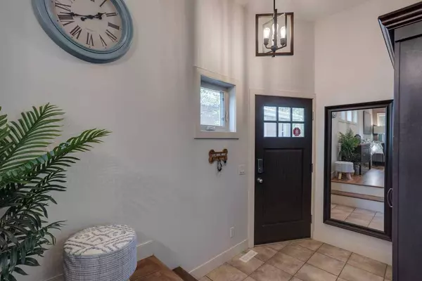 529 34 ST NW #4, Calgary, AB T2N 2X8