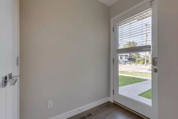 61 30 AVE SW, Calgary, AB T2S 2Y4