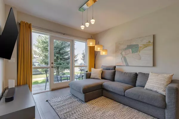 61 30 AVE SW, Calgary, AB T2S 2Y4