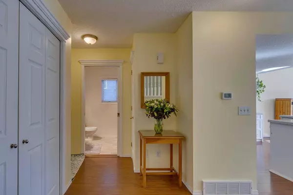 1145 Sunlake Link SE, Calgary, AB T2X 3G8