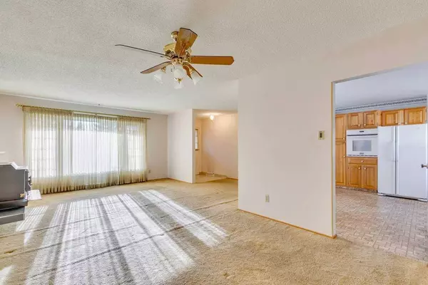 916 Mapledale PL SE, Calgary, AB T2J 1W6