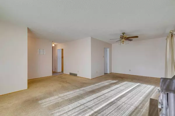 916 Mapledale PL SE, Calgary, AB T2J 1W6