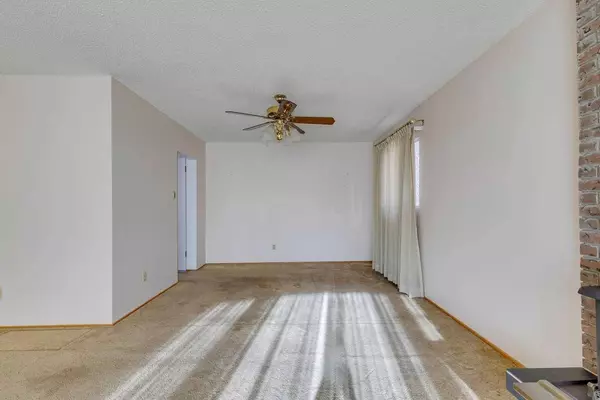 916 Mapledale PL SE, Calgary, AB T2J 1W6