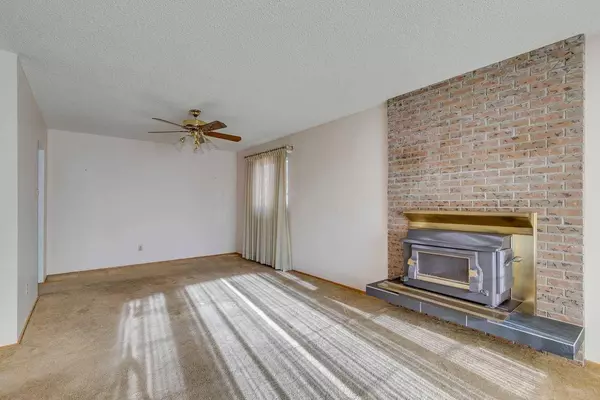 916 Mapledale PL SE, Calgary, AB T2J 1W6