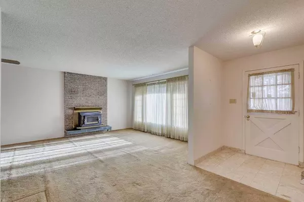 916 Mapledale PL SE, Calgary, AB T2J 1W6