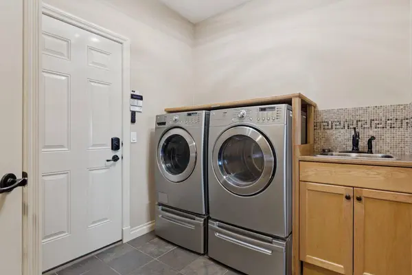 40 Sunset Close, Cochrane, AB T4C 0B3