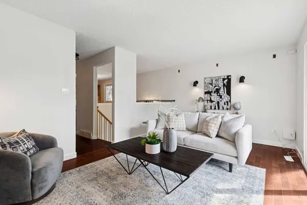 1939 33 ST SW #3, Calgary, AB T3E 2S6
