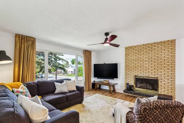 532 Queensland CIR SE, Calgary, AB T2J 4P9