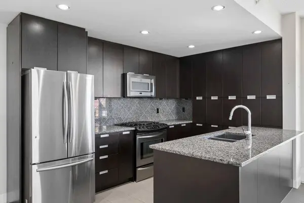 99 Spruce PL SW #706, Calgary, AB T3C 3X7