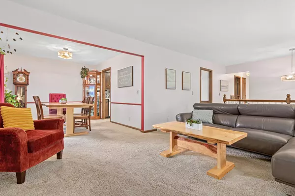 2717 Lamplighter LN, Crystal, MN 55422