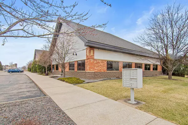 100 Bridgepoint DR, South Saint Paul, MN 55075