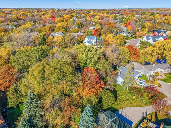 4024 Wood End DR, Edina, MN 55424