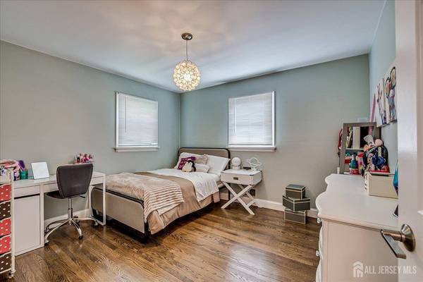 24 Turner CT, Metuchen, NJ 08840