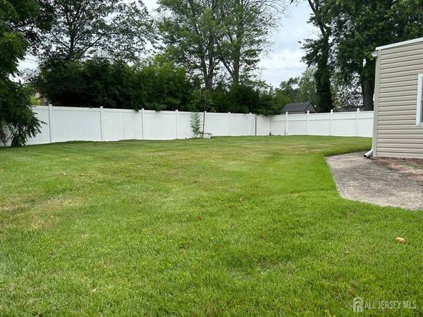 14 McGinnis RD, Edison, NJ 08817