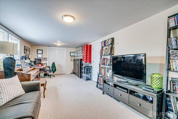 24 Turner CT, Metuchen, NJ 08840