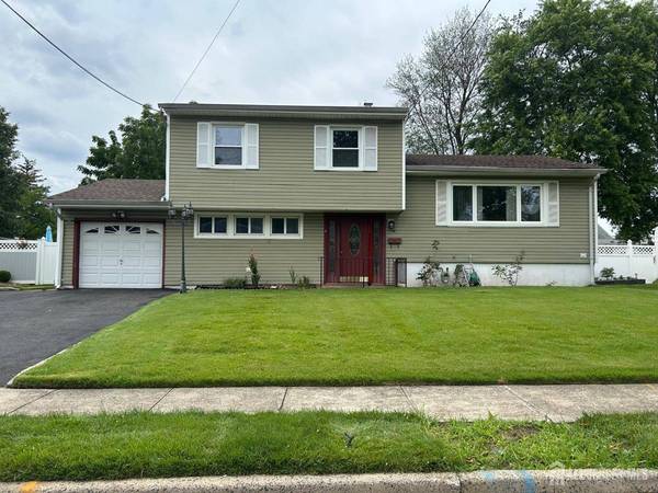 14 McGinnis RD, Edison, NJ 08817