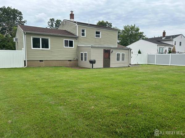 14 McGinnis RD, Edison, NJ 08817