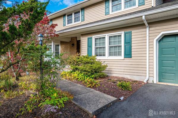 5 Woodmere RD, North Brunswick, NJ 08902