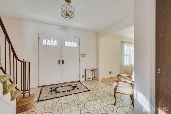 34 Stratford CIR, Edison, NJ 08820