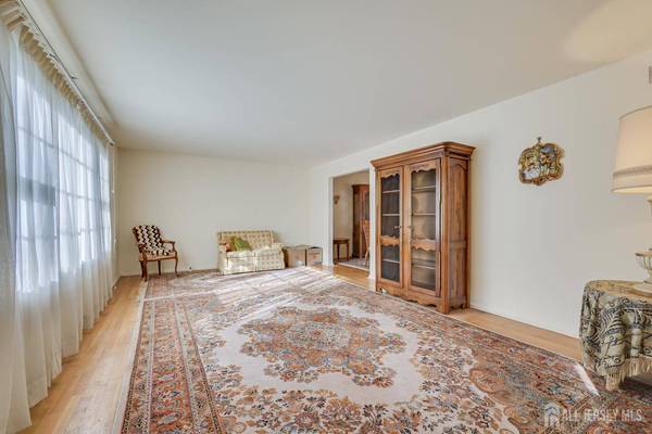 34 Stratford CIR, Edison, NJ 08820