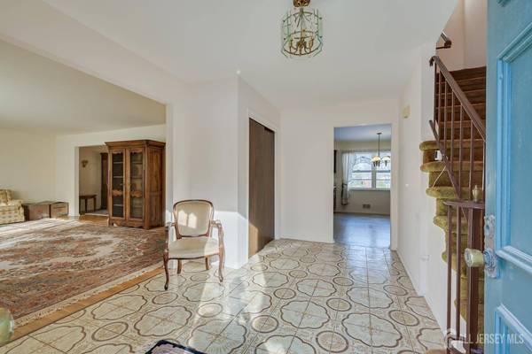 34 Stratford CIR, Edison, NJ 08820