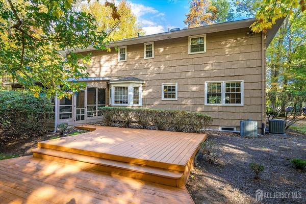 8 Woodmere RD, North Brunswick, NJ 08902