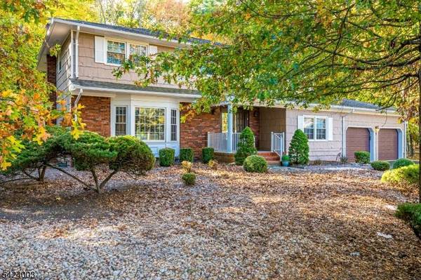 8 Woodmere Rd, North Brunswick Twp., NJ 08902