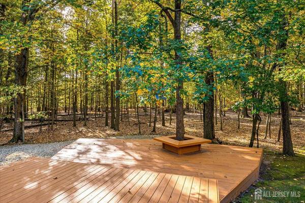 8 Woodmere RD, North Brunswick, NJ 08902