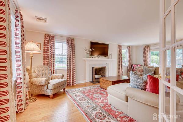 11 Cape CT, Metuchen, NJ 08840