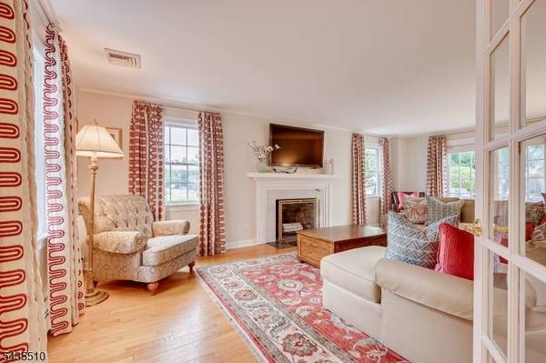 11 Cape Ct, Metuchen Boro, NJ 08840