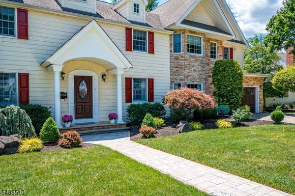 11 Cape Ct, Metuchen Boro, NJ 08840