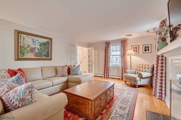 11 Cape Ct, Metuchen Boro, NJ 08840