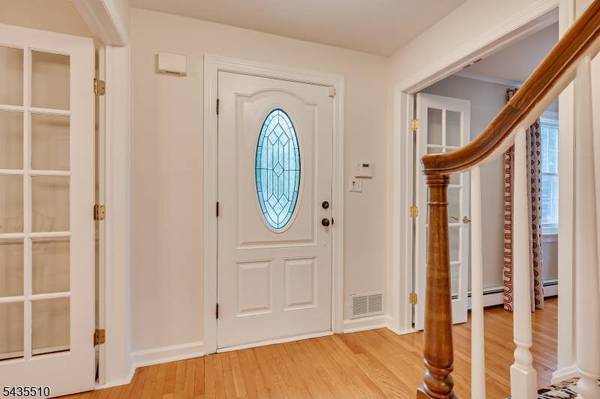 11 Cape Ct, Metuchen Boro, NJ 08840
