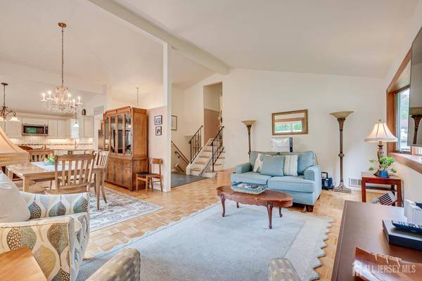 72 Stephenville Pkwy, Edison, NJ 08820