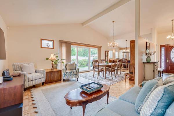 72 Stephenville Pkwy, Edison, NJ 08820