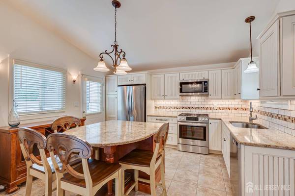 72 Stephenville Pkwy, Edison, NJ 08820