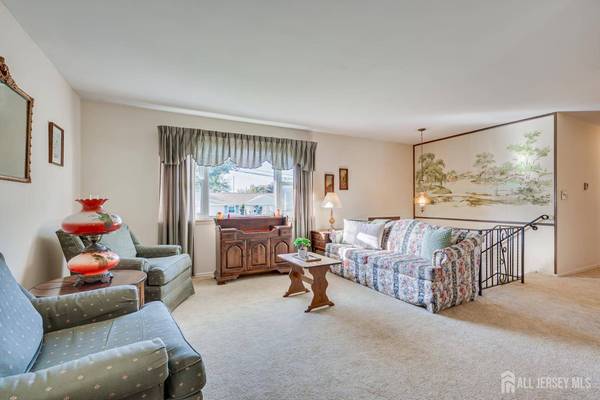 6 Sheffield PL, Metuchen, NJ 08840