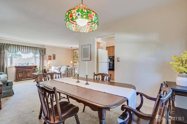 6 Sheffield PL, Metuchen, NJ 08840
