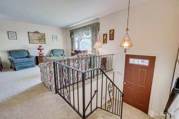 6 Sheffield PL, Metuchen, NJ 08840