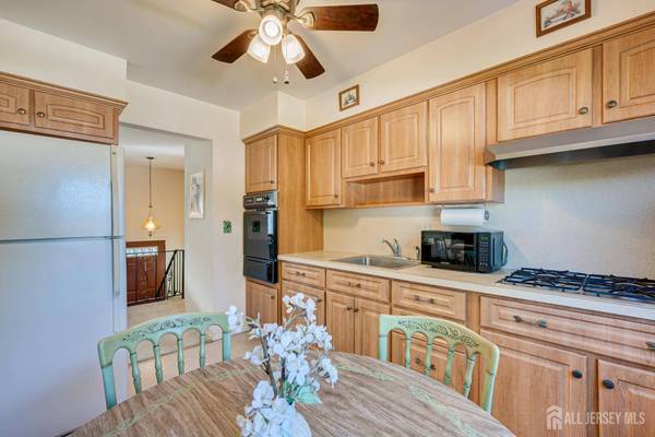 6 Sheffield PL, Metuchen, NJ 08840