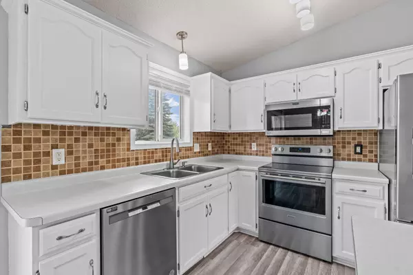 996 7th AVE NW, Hutchinson, MN 55350